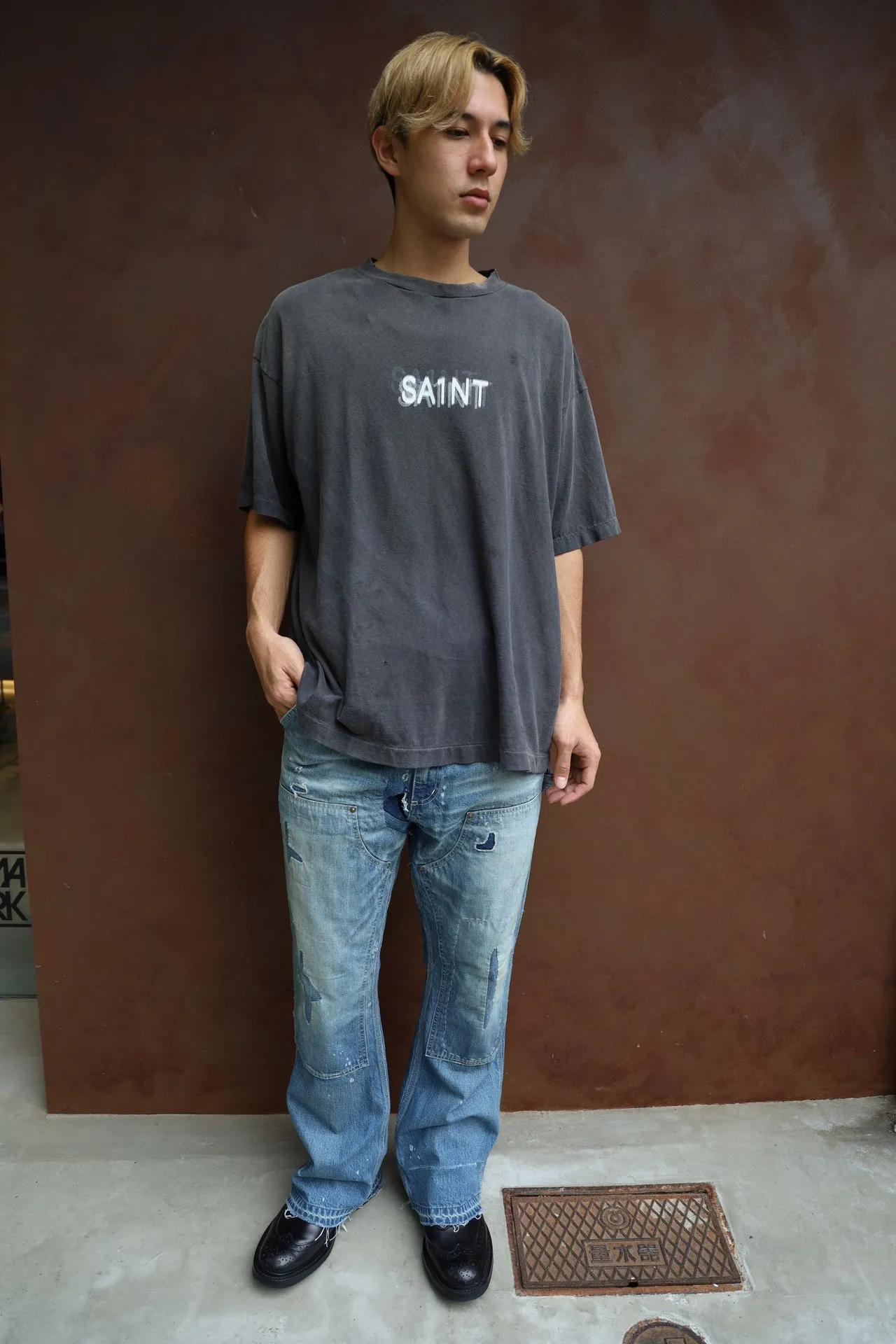 SAINT Mxxxxxx SEVEN DEADLY SS TEE/BLK Phantom SAINT Seven Deadly Sins Printed TEE Washed Black S-XL Look for cylindrical fabrics with no side seams. Don’t buy open width fabrics anymore. It’s boring. Assute garments are dyed. The whole piece is sprayed with Ma Liu. Then spray the heavy parts to fade. The collar and cuffs are frayed. Many hangings are frayed. Accessories are complete. Customized original consistent main mark/wash mark/little angel anti-counterfeiting mark.